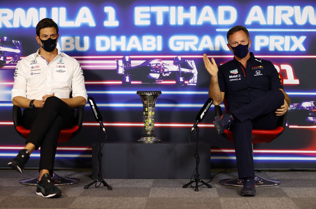 Mercedes-teambaas Toto Wolff (links) en diens evenknie bij Red Bull Racing, Christian Horner, bij de persconferentie in Abu Dhabi, zondag.
