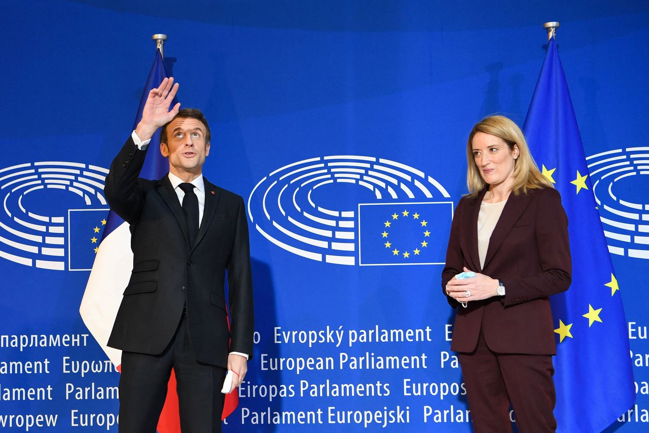 Macron tijdens zijn toespraak in Straatsburg woensdag. Naast hem de kersverse nieuwe voorzitter van het Europees Parlement, Roberta Metsola.