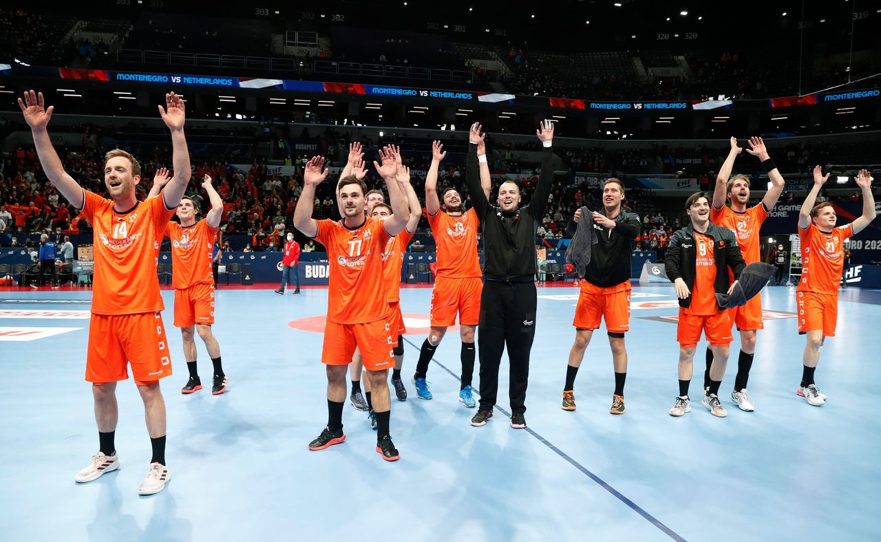 De Nederlandse handballers vieren hun eerste zege in de hoofdronde van het EK, zaterdag tegen Montenegro (34-30).