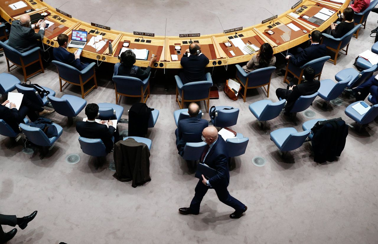 De Russische VN-ambassadeur Nebenzja verlaat maandag de vergadering van de VN-Veiligheidsraad als de ambassadeur van Oekraïne het woord krijgt.