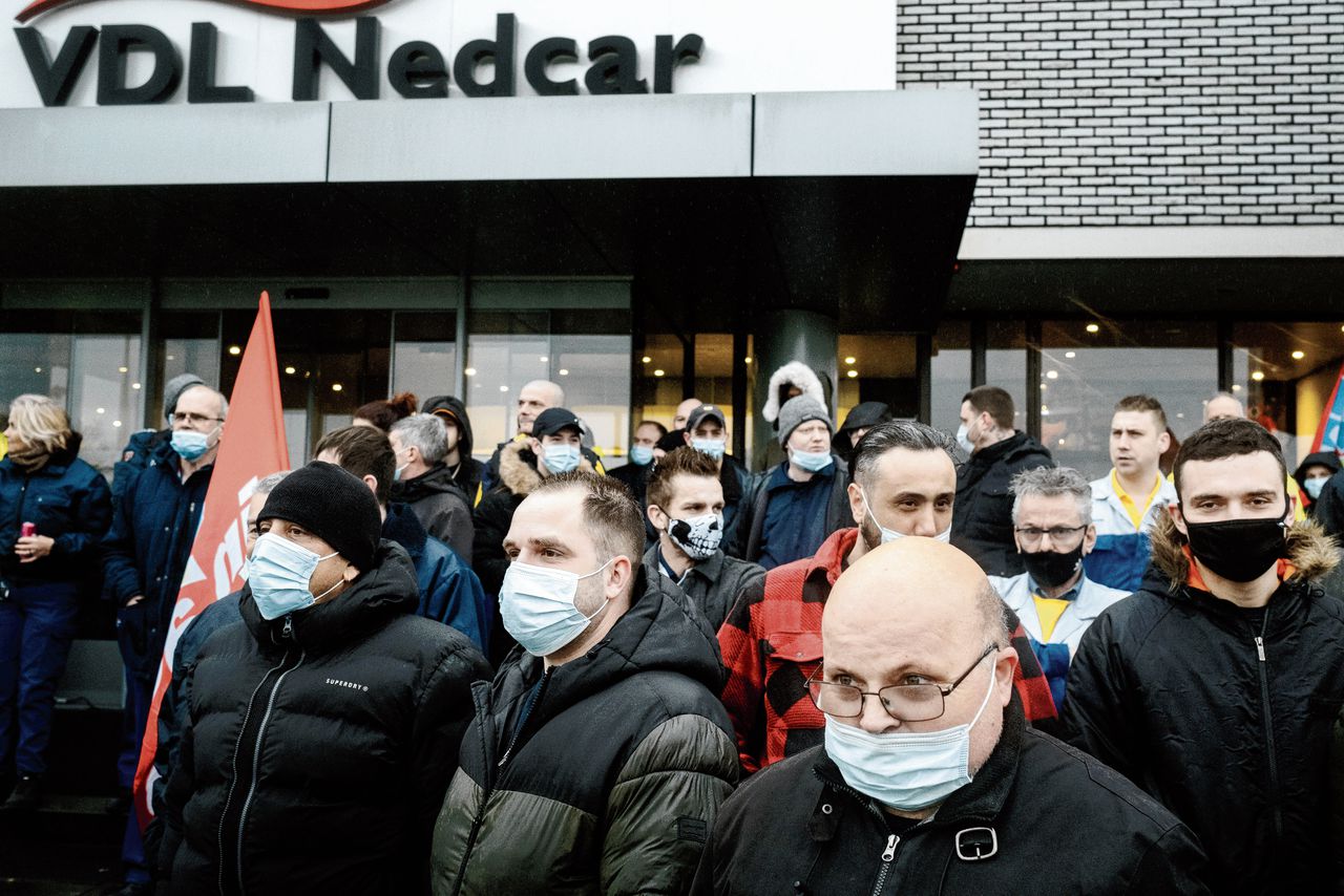 VDL-medewerkers demonstreren voor het hoofdgebouw tegen de bezetting van het Sterrebos.