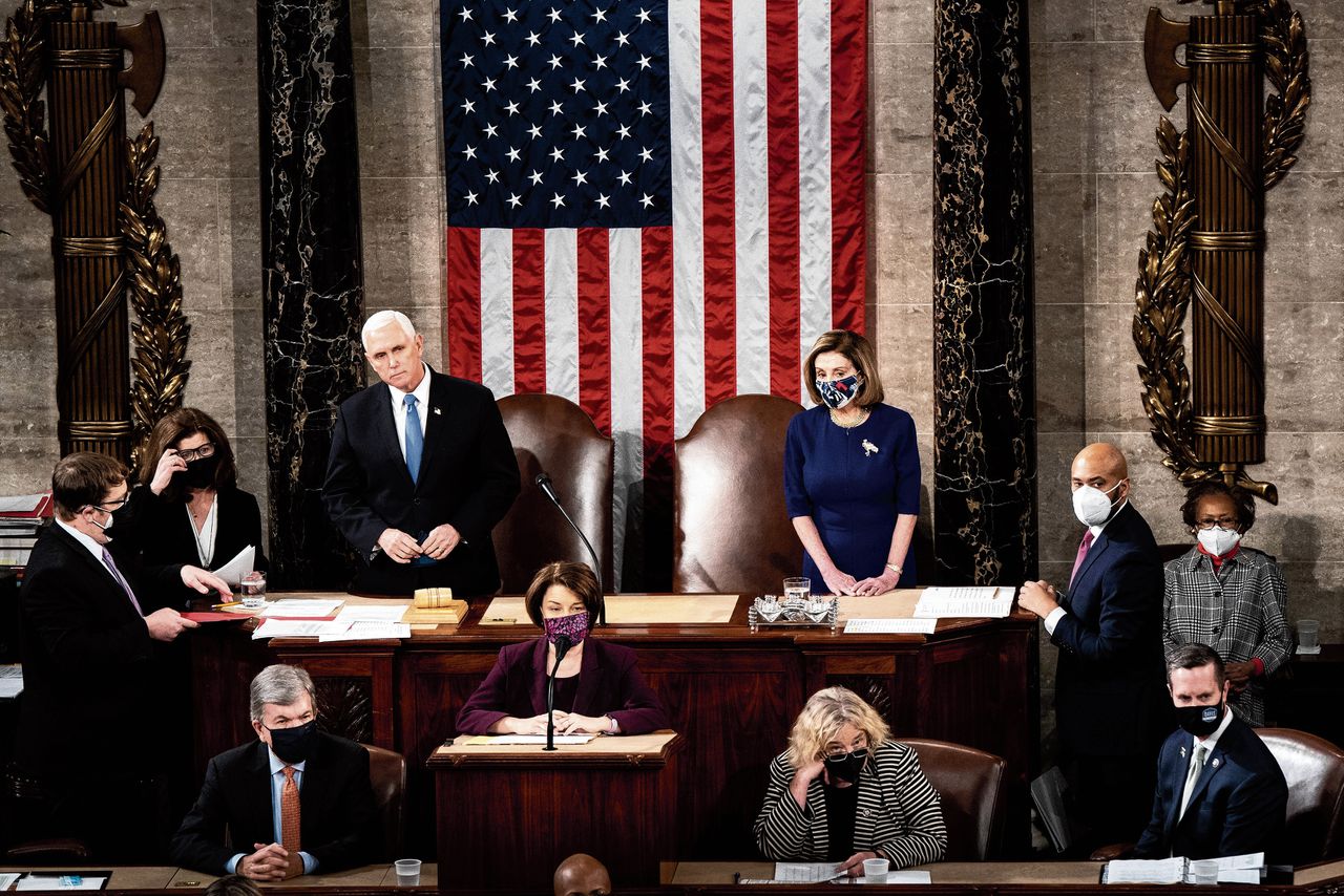 Mike Pence en Nancy Pelosi bekrachtigden met het Congres op 6 januari 2021 de uitslag van de presidentsverkiezingen.