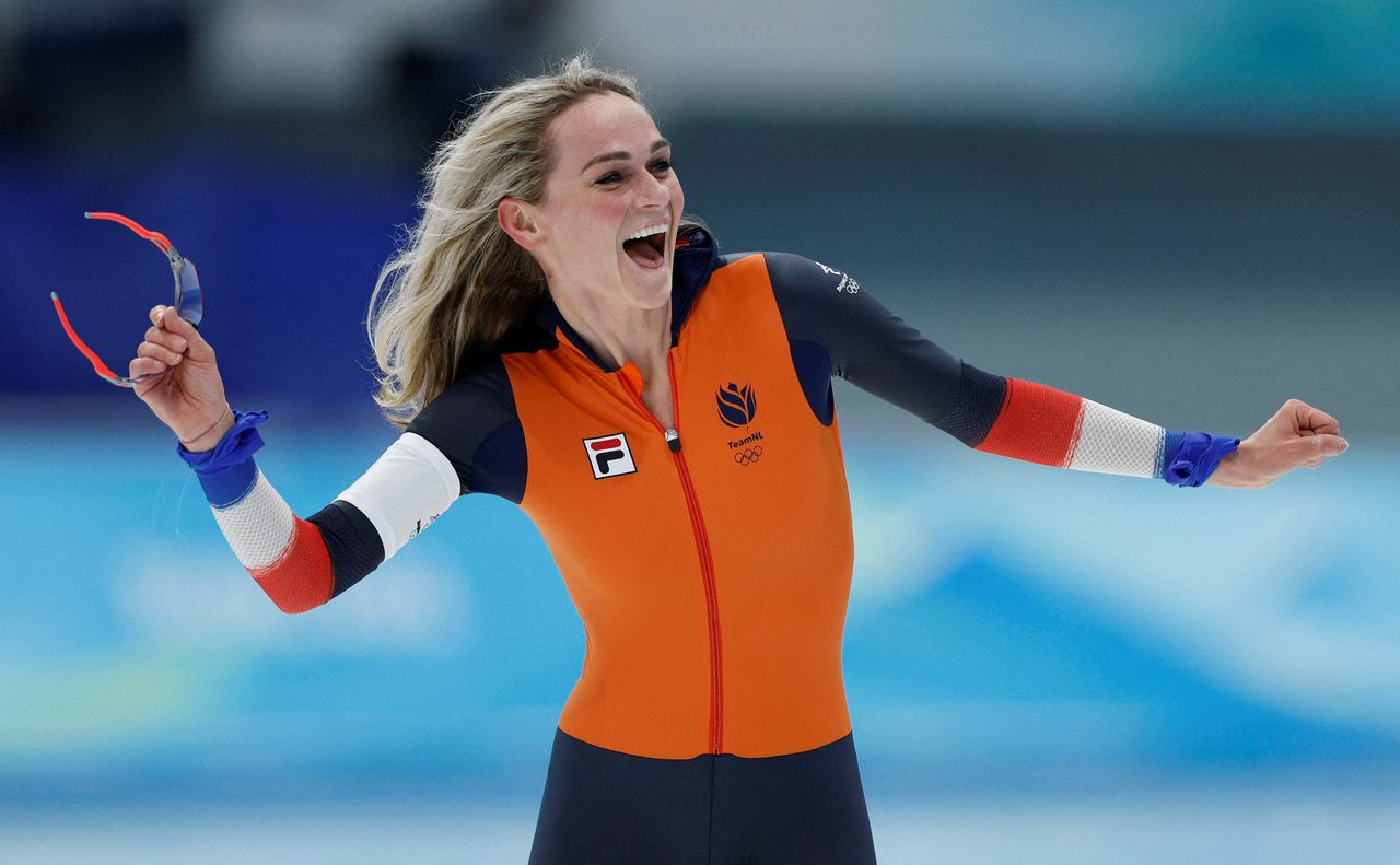 Irene Schouten weet dat haar tweede gouden medaille bij deze Winterspelen binnen is.