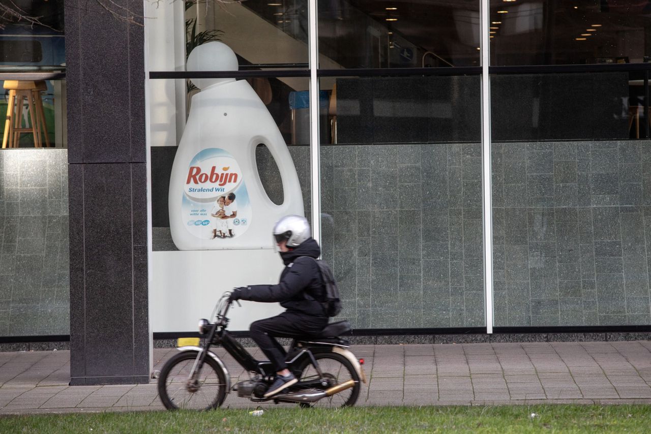 Het gebouw van Unilever in Rotterdam, waar een gigantische Robijn-fles in de etalage staat.