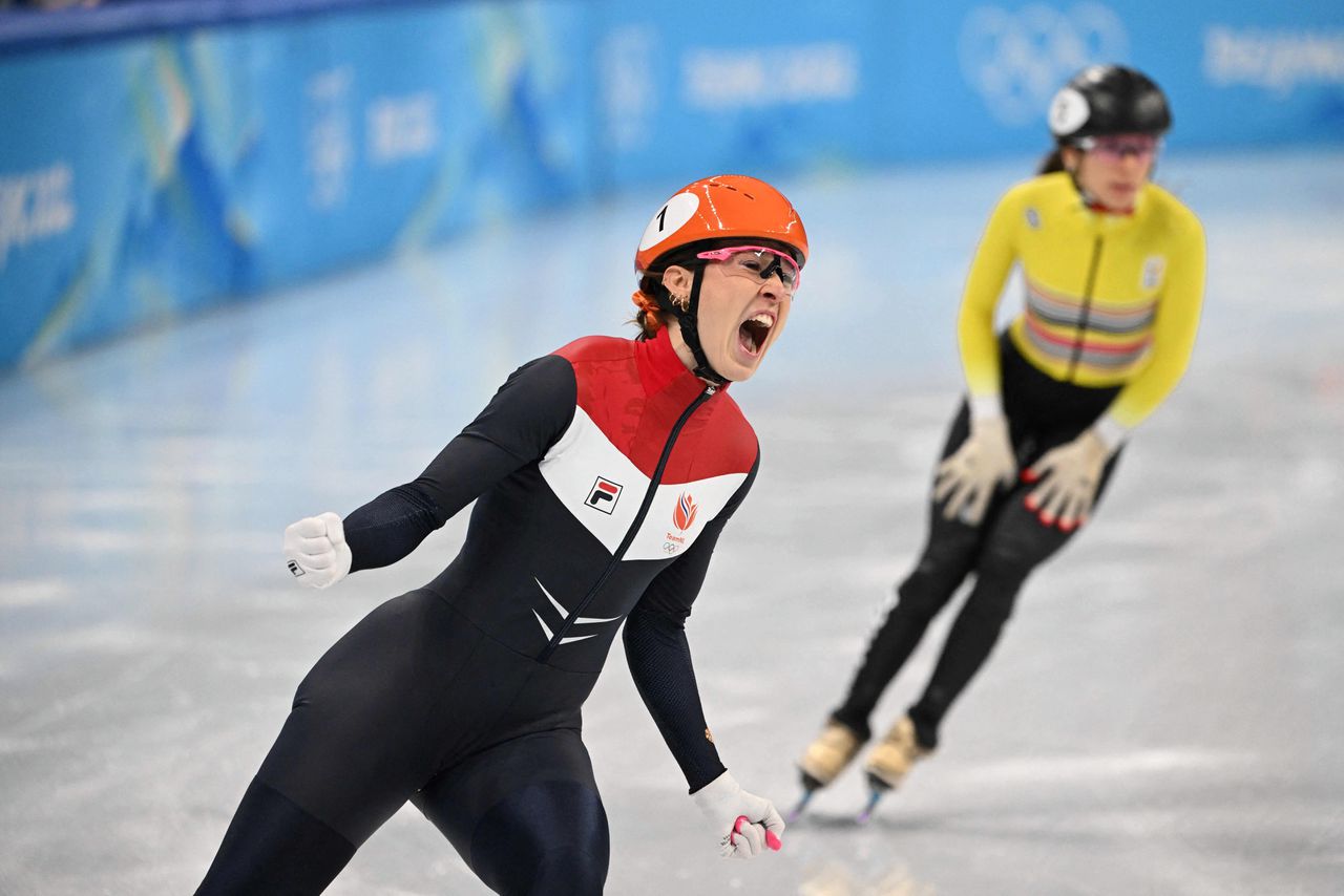 Suzanne Schulting weet dat ze opnieuw olympisch kampioen is op de 1.000 meter. Achter haar de Belgische Hanne Desmet, die brons pakte.