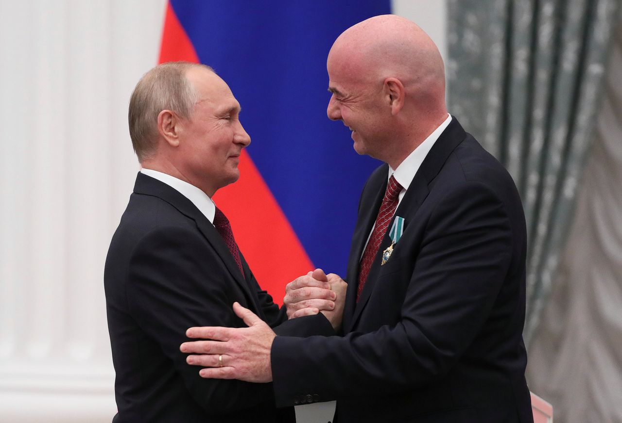 De Russische president Poetin (links) heeft FIFA-voorzitter Gianni Infantino de ‘order of friendship’ uitgereikt in het Kremlin, mei 2019.