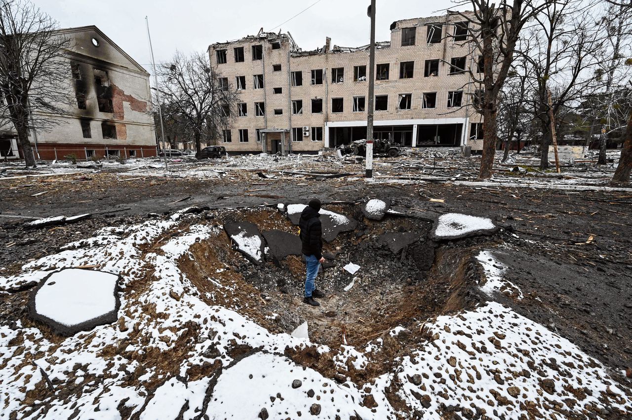 Een door Russische granaten beschoten gebouw van het Oekraïense leger in Brovary, aan de oostrand van Kiev.