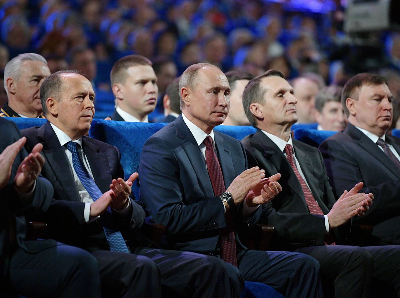 President Poetin met twee naaste vertrouwelingen, Alexander Bortnikov (op de foto links van hem) Sergey Naryshkin (rechts), bij een concert in december 2019.