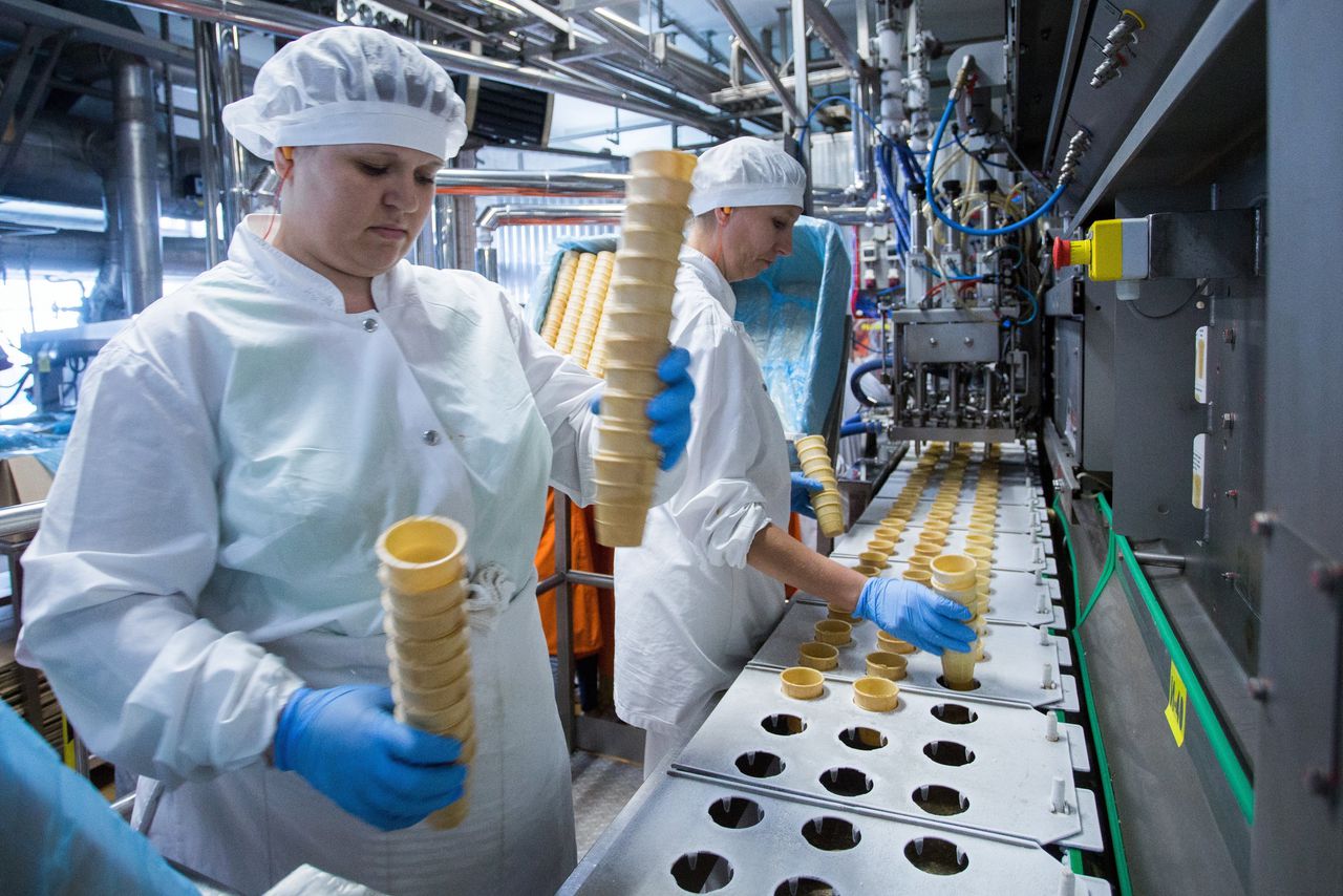 Medewerkers van een Russische fabriek van Unilever. Het concern heeft 3.000 medewerkers in Rusland.