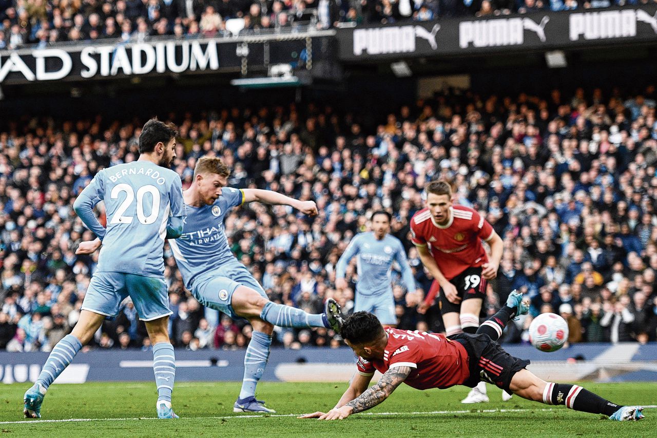 Kevin De Bruyne (rechts) schiet Manchester City zondag op voorsprong tegen Manchester United.