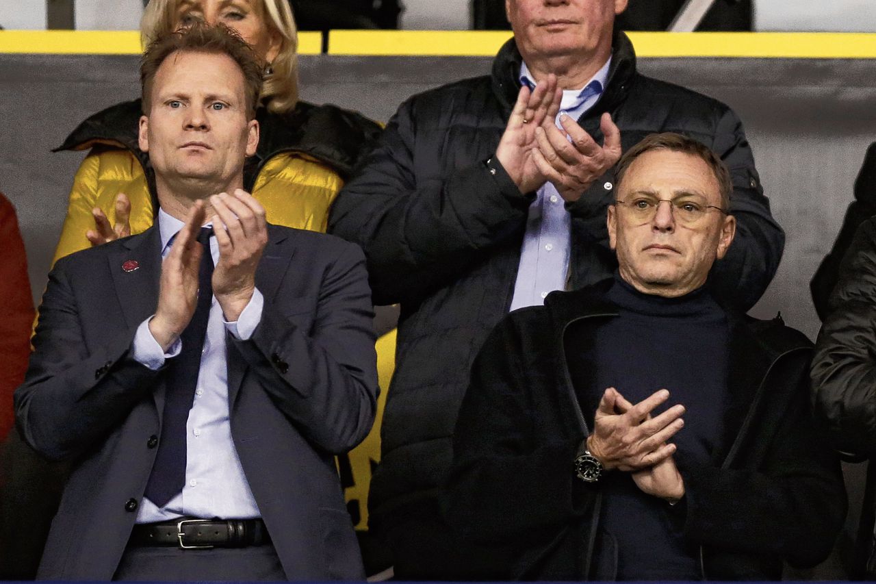Vitesse-eigenaar Valeri Ojf (rechts) met algemeen directeur Pascal van Wijk in december 2019.