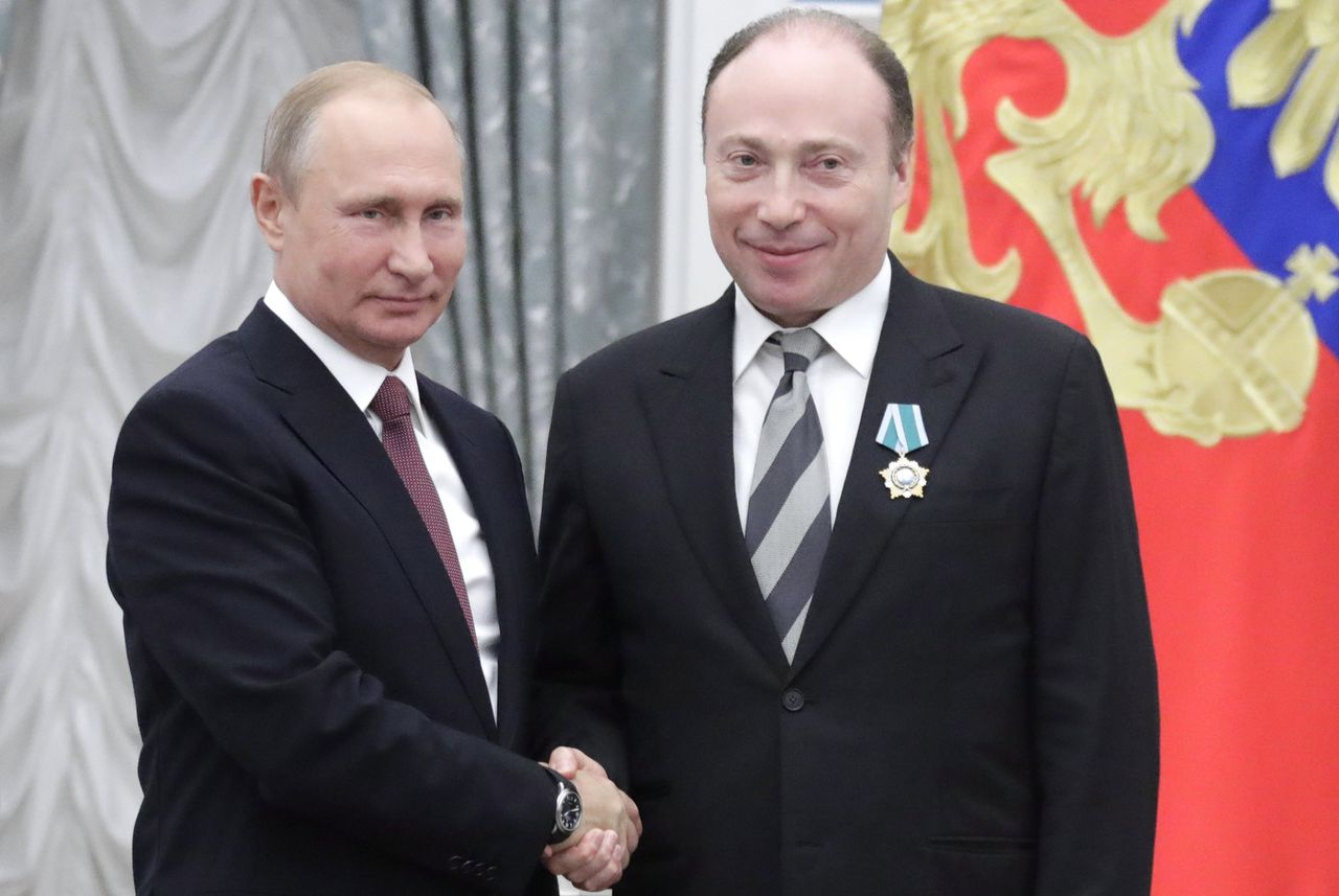 Vjatsjeslav Aminov, vicevoorzitter van de internationale bond voor moderne vijfkamp, met president Poetin, zomer 2018.