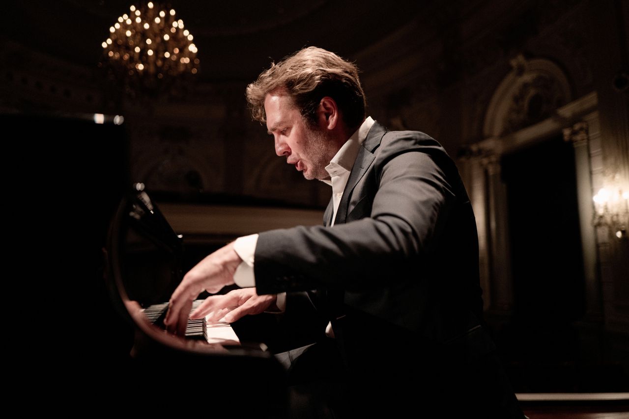 Bariton Thomas Oliemans zingt Schuberts Winterreise en begeleidt zichzelf aan de piano in een afgeladen Concertgebouw.