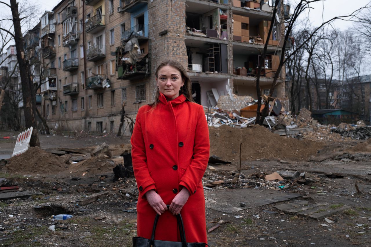 Olga Pintsjoek in het noordwesten van Kiev, voor een gebouw dat een week eerder is gebombardeerd.