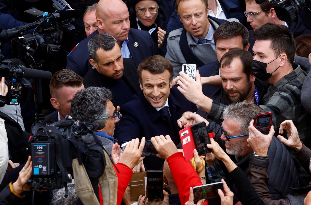 President Emmanuel Macron was woensdag op campagne in Fouras. In de peilingen komt zijn nationalistisch-populistische rivaal Marine Le Pen dichterbij nu Macrons regering onder vuur ligt vanwege hoge uitgaven aan consultants.