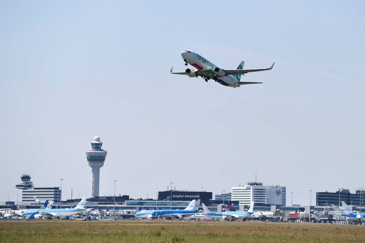 Een vliegtuig stijgt op bij Schiphol. De luchthaven beperkt deze zomer het aantal vertrekkende vluchten.Foto Piroschka van de Wouw/Reuters