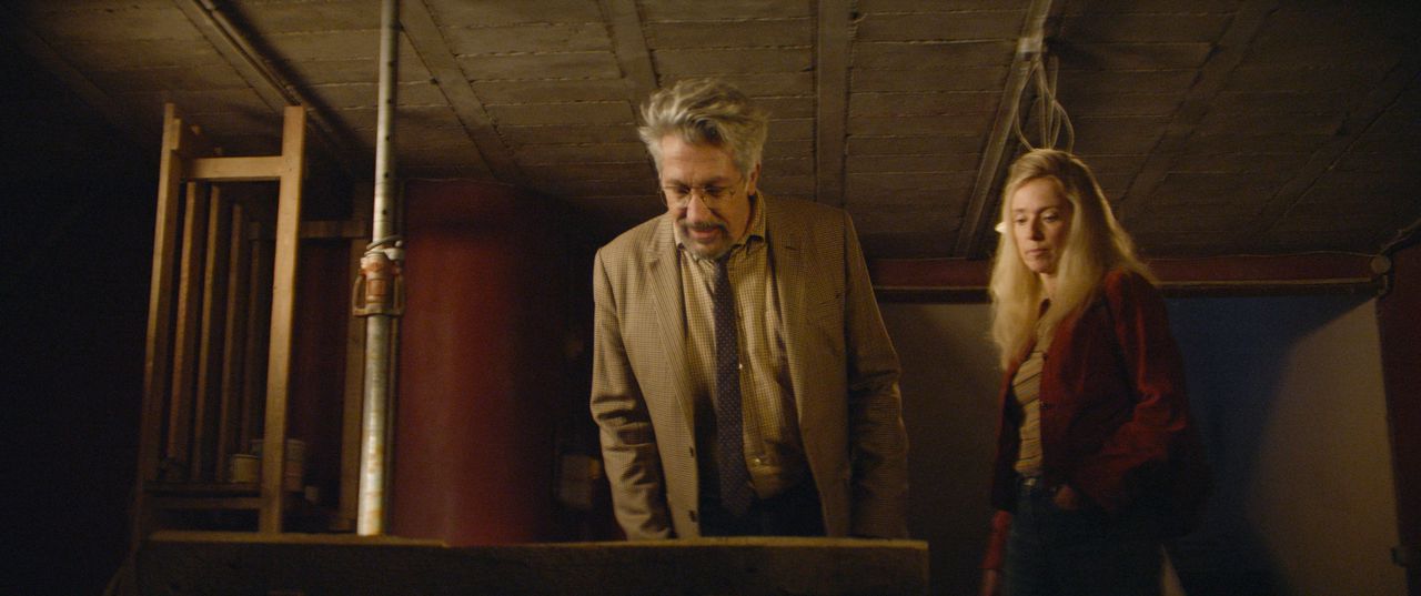 Alain (Alain Chabat) en Marie (Léa Drucker) staren in een doorgang in de tijd.