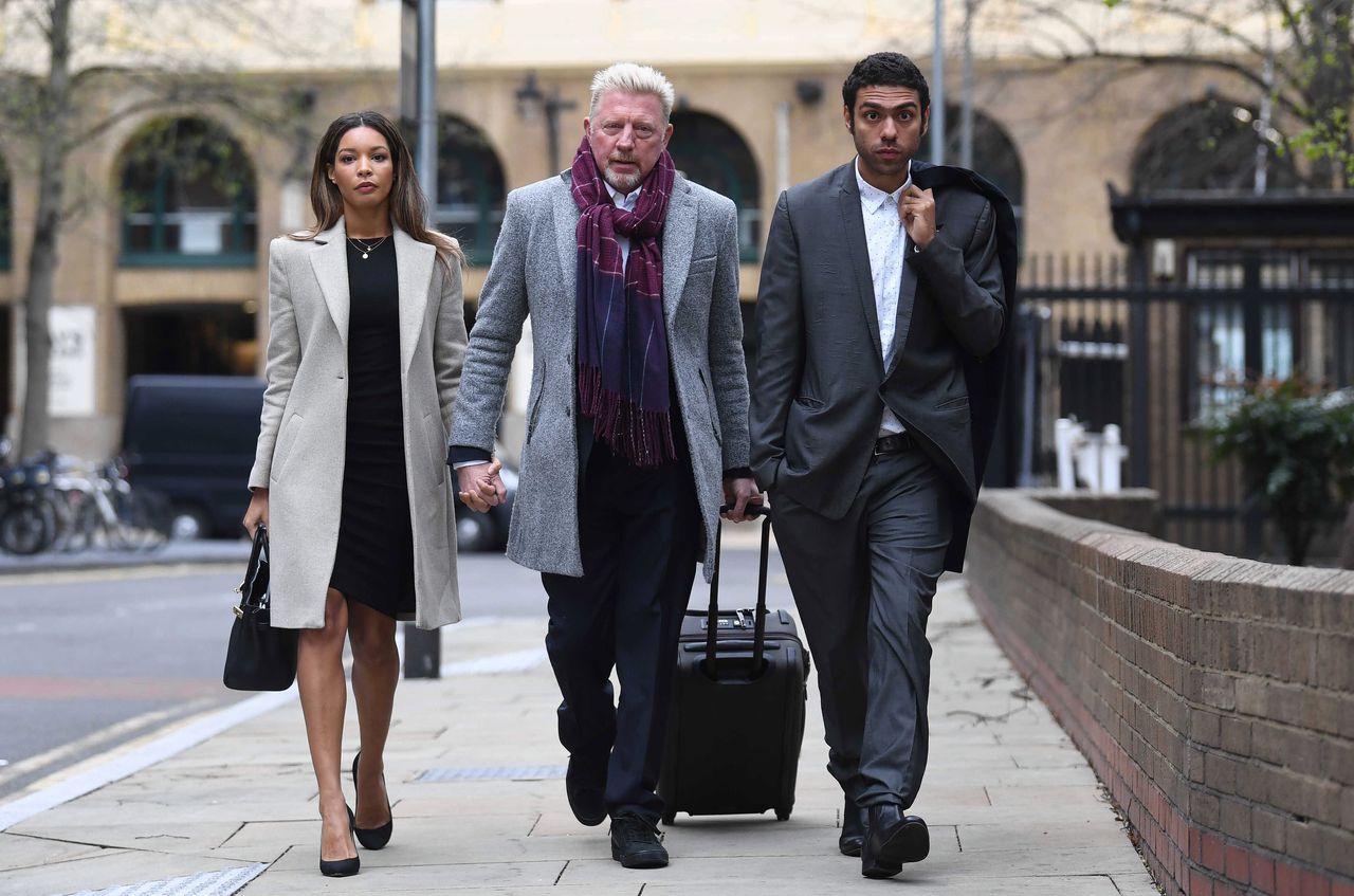 Boris Becker afgelopen april op weg naar de Londense rechtbank met links zijn partner Lillian de Carvalho en rechts zijn zoon Elias Balthasar Becker.