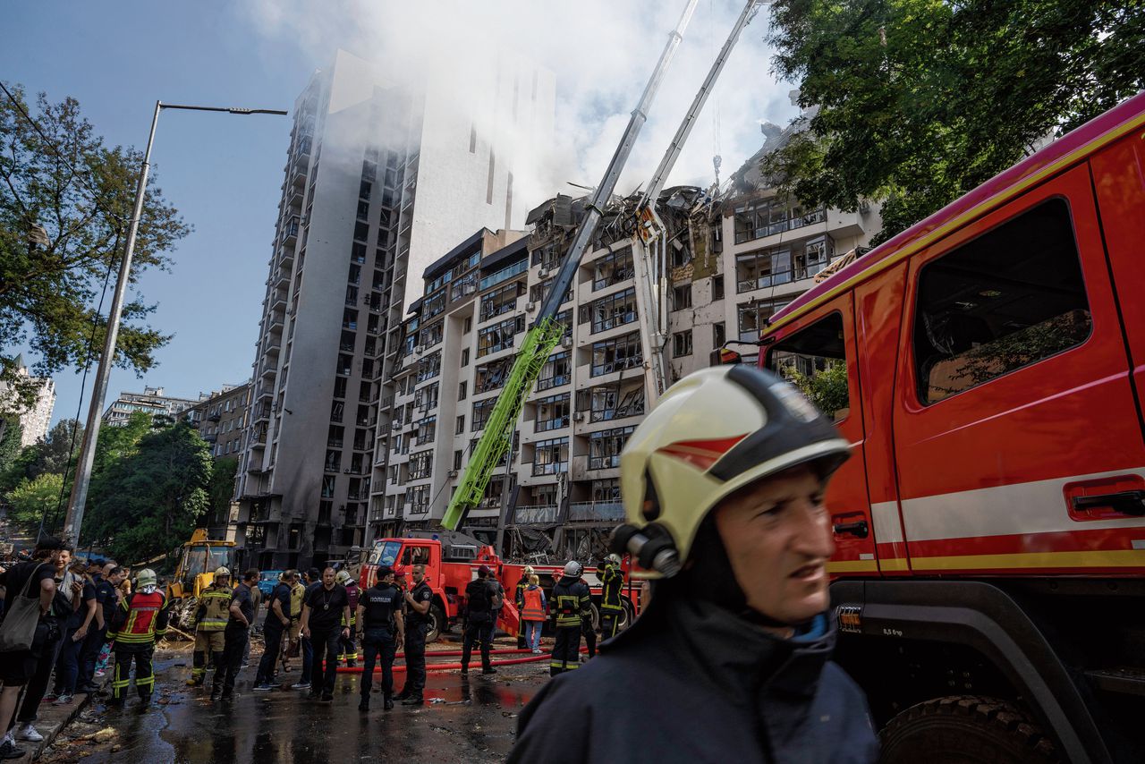 Brandweermannen in Kiev zijn uitgerukt. Voor het eerst sinds juni vuurde Rusland dit weekend weer raketten af op de Oekraïense hoofdstad.