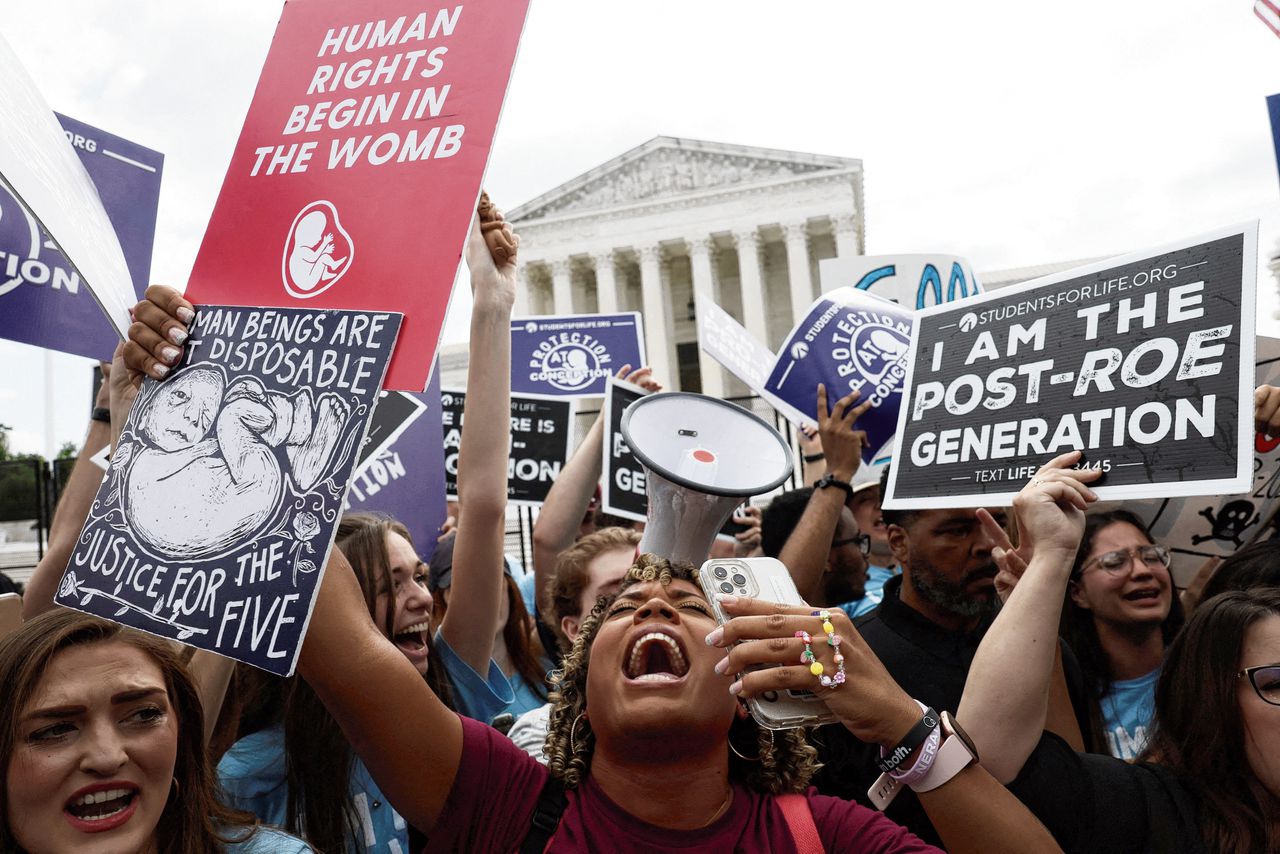 Pro life-activisten vieren de afschaffing van het federale recht op abortus voor het gebouw van het Hooggerechtshof in Washington.