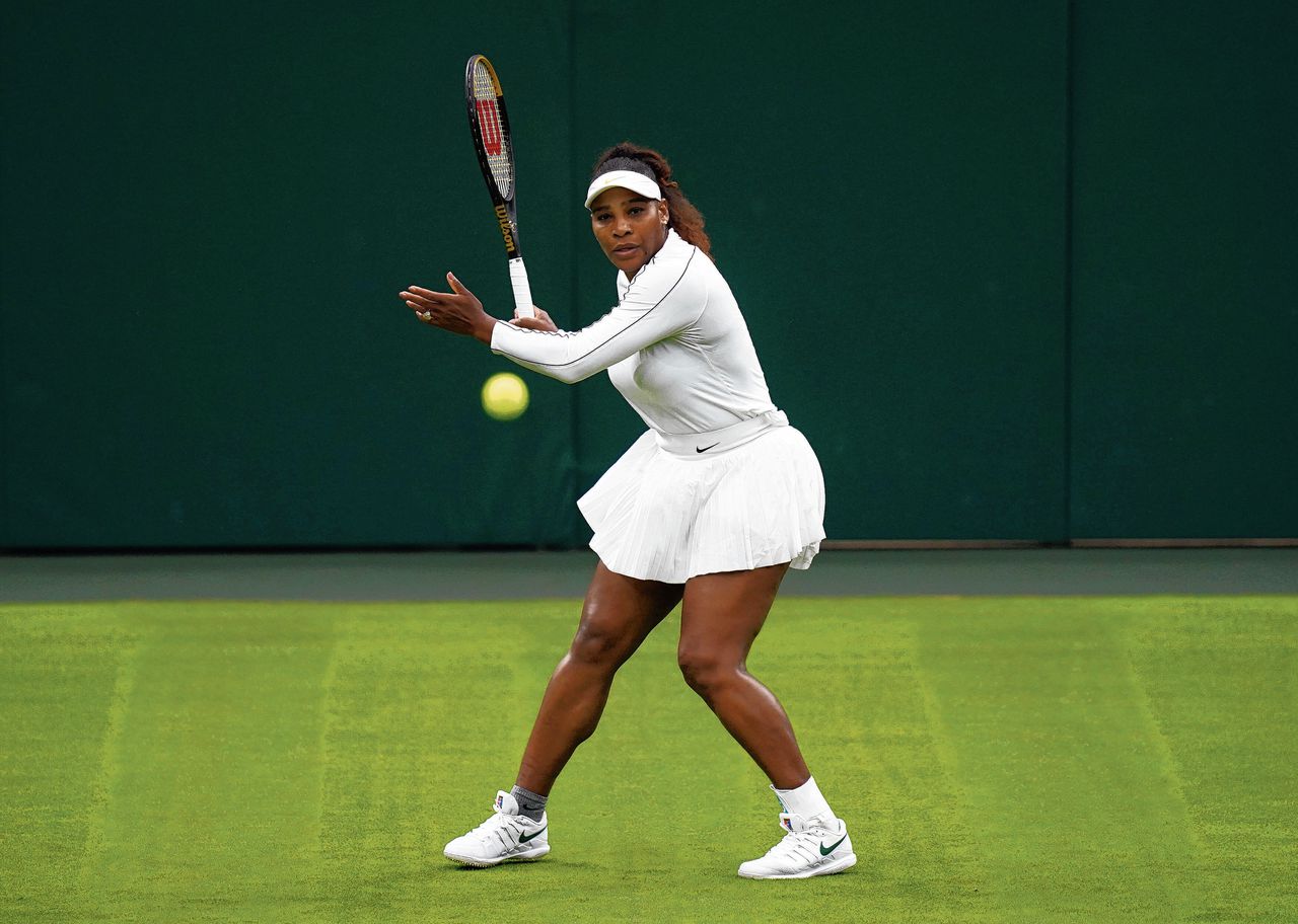 Serena Williams traint voor haar rentree op het gras van Wimbledon.
