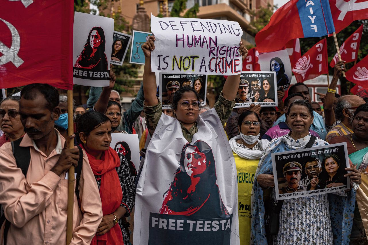 Medestanders van activist Setalvad demonstreerden maandag in Mumbai.