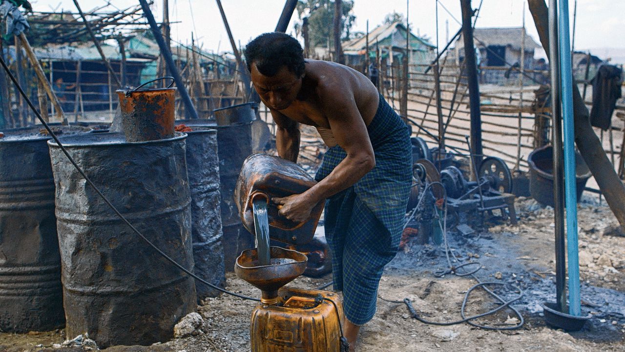 Olie winnen gaat in Myanmar nog met de hand. Beeld uit ‘A Thousand Fires’.
