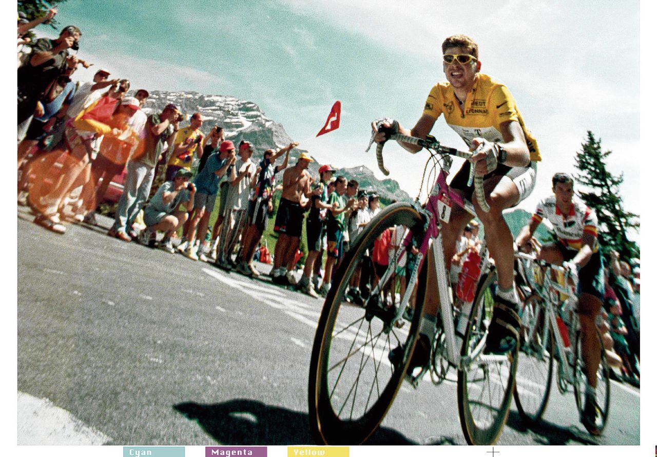 Jan Ullrich heersend in de gele trui tijdens de beklimming van de Col de la Croix in de zestiende etappe van Morzine naar Fribourg in Tour de France van 1997.