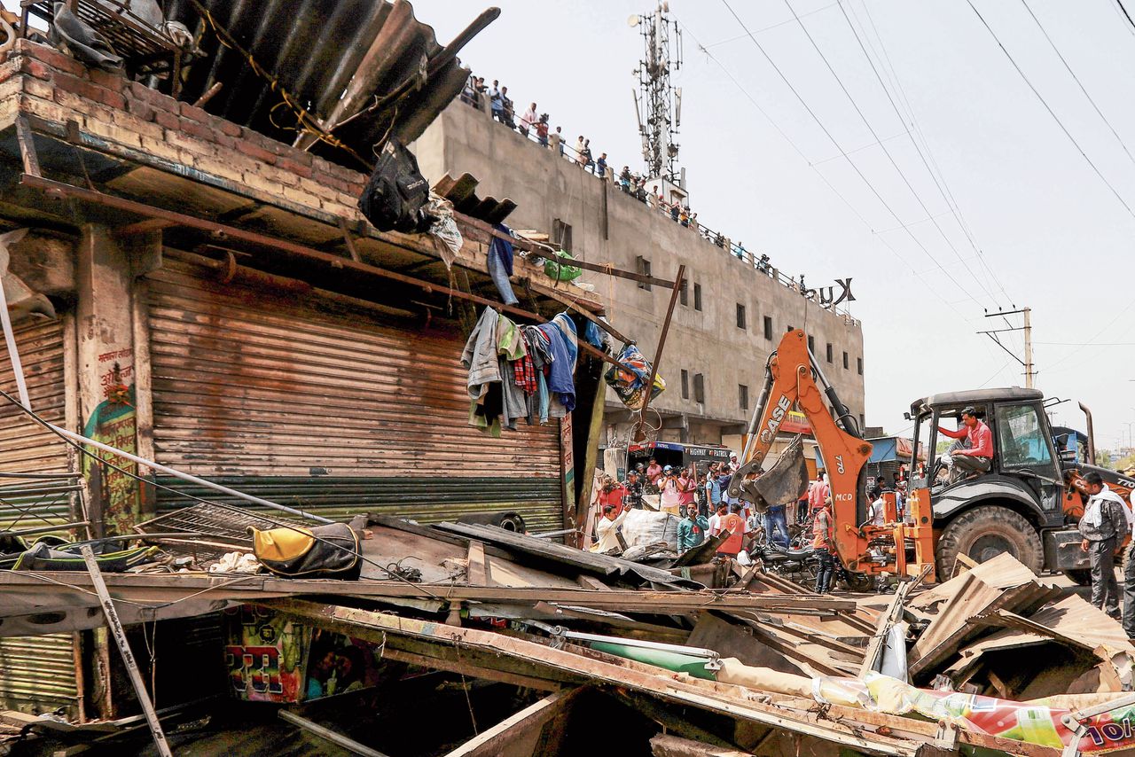 Een bulldozer vernietigde in april illegaal gebouwde huizen na protestacties in de wijk Jahangirpuri van de hoofdstad New Delhi.