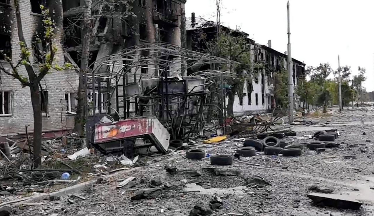 Beschadigde gebouwen in Lysytsjansk, in de provincie Loehansk, zondag, op een foto die is geleverd door de militaire bevelhebbers in de regio.