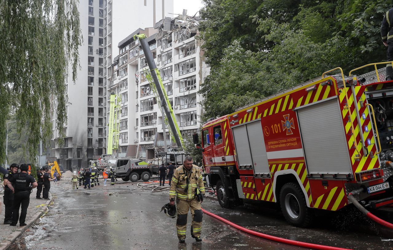 Een brandweerman loopt weg van een door een Russische raketaanval beschadigde flatgebouw in de Kievse wijk Sjevtsjenkivsky afgelopen maand.