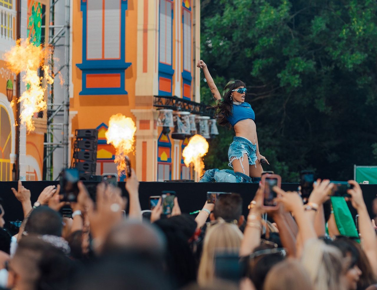 De Braziliaanse zangeres Anitta op festival Pal Mundo in Den Haag.