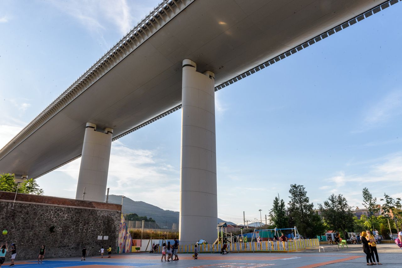 Park onder de nieuwe brug in Genua.