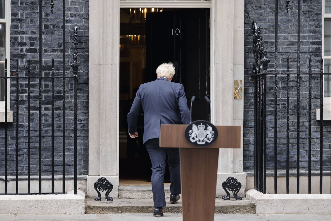 De Britse premier Boris Johnson donderdag nadat hij zijn aftreden aankondigde bij zijn ambtwoning, Downing Street 10 in Londen.