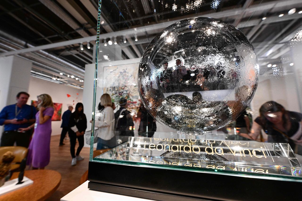 Jeff Koons bood een voorproefje van ‘Moon Phases’, zijn kunst-naar-de-maan-project, aan bezoekers van de kunstbeurs Art Basel in juni dit jaar.