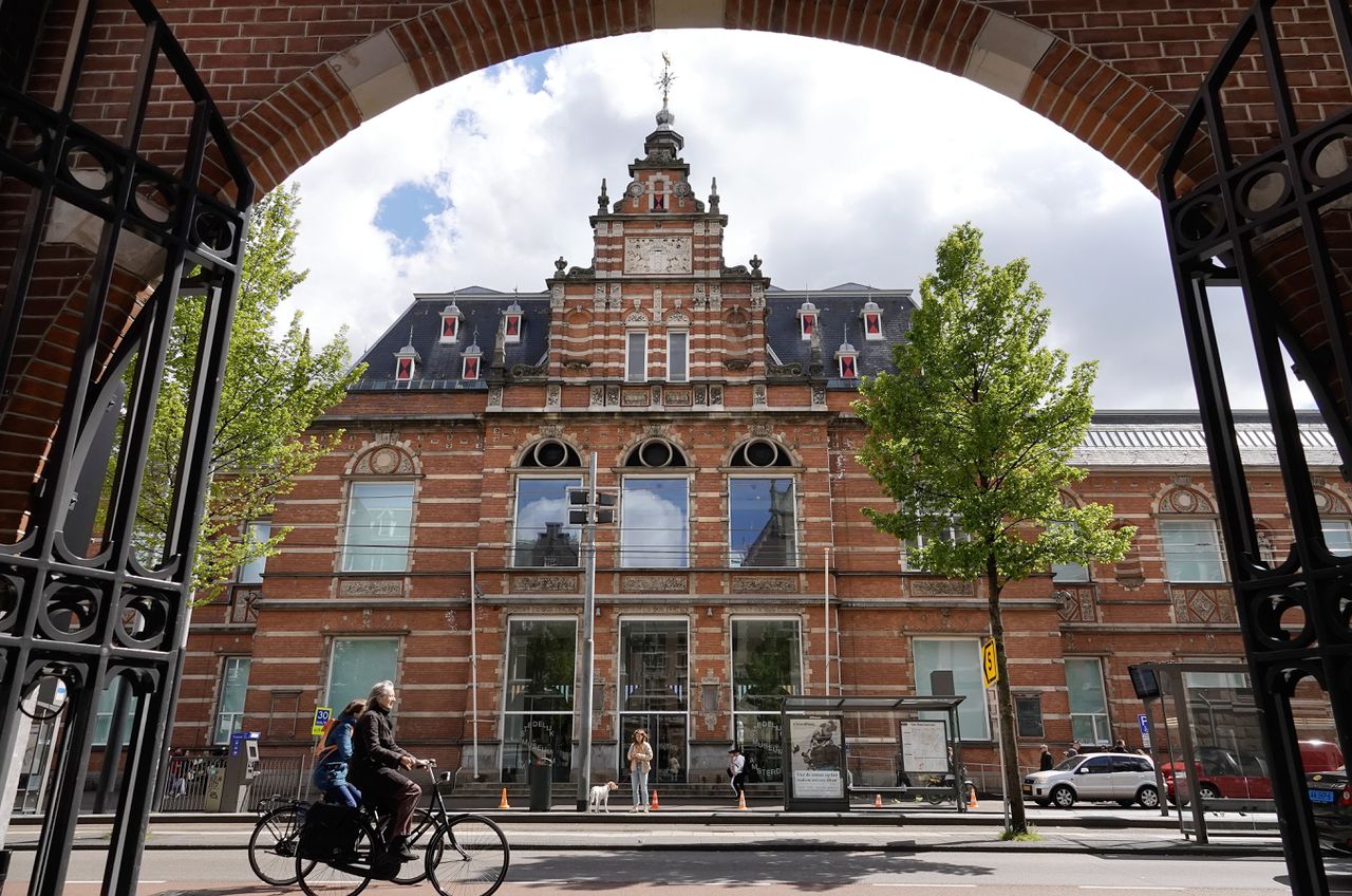 Buro Stedelijk wordt gevestigd in de oudbouw van het Stedelijk Museum, met eigen ingang aan de Paulus Potterstraat.