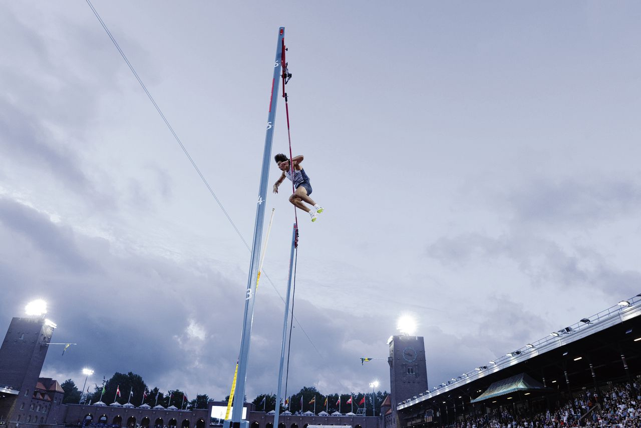 Armand Duplantis sprong vorige maand tijdens de Diamond League-wedstrijd in Stockholm over 6,16 meter.