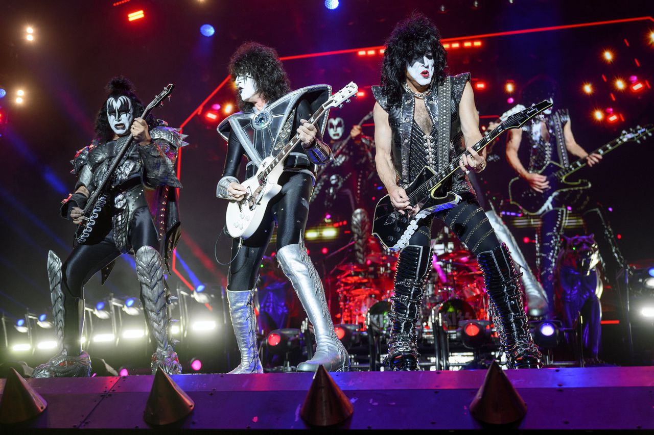 De band Kiss tijdens een eerder optreden van de Europese tour, dinsdag in Zwitserland.