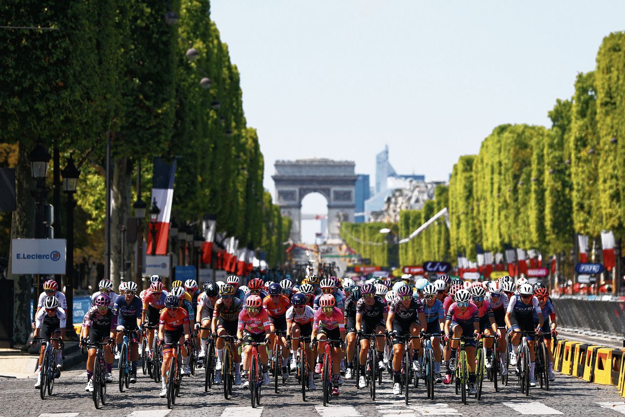 Een peloton van 144 vrouwen rijdt over de Champs Elysées in de eerste etappe in de Tour de France Femmes.