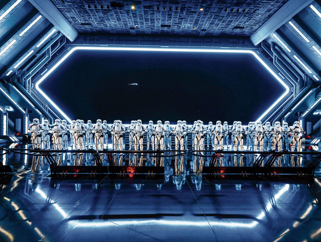 Bezoekers van Star Wars: Galactic Starcruiser dompelen zich twee dagen onder in een fictieve ruimtereis, een ‘ruimteshuttle’ brengt ze naar de planeet ‘Batuu’, het Star Wars-gedeelte van Walt Disney World, waar ze attracties als Rise of the Resistance kunnen ervaren.