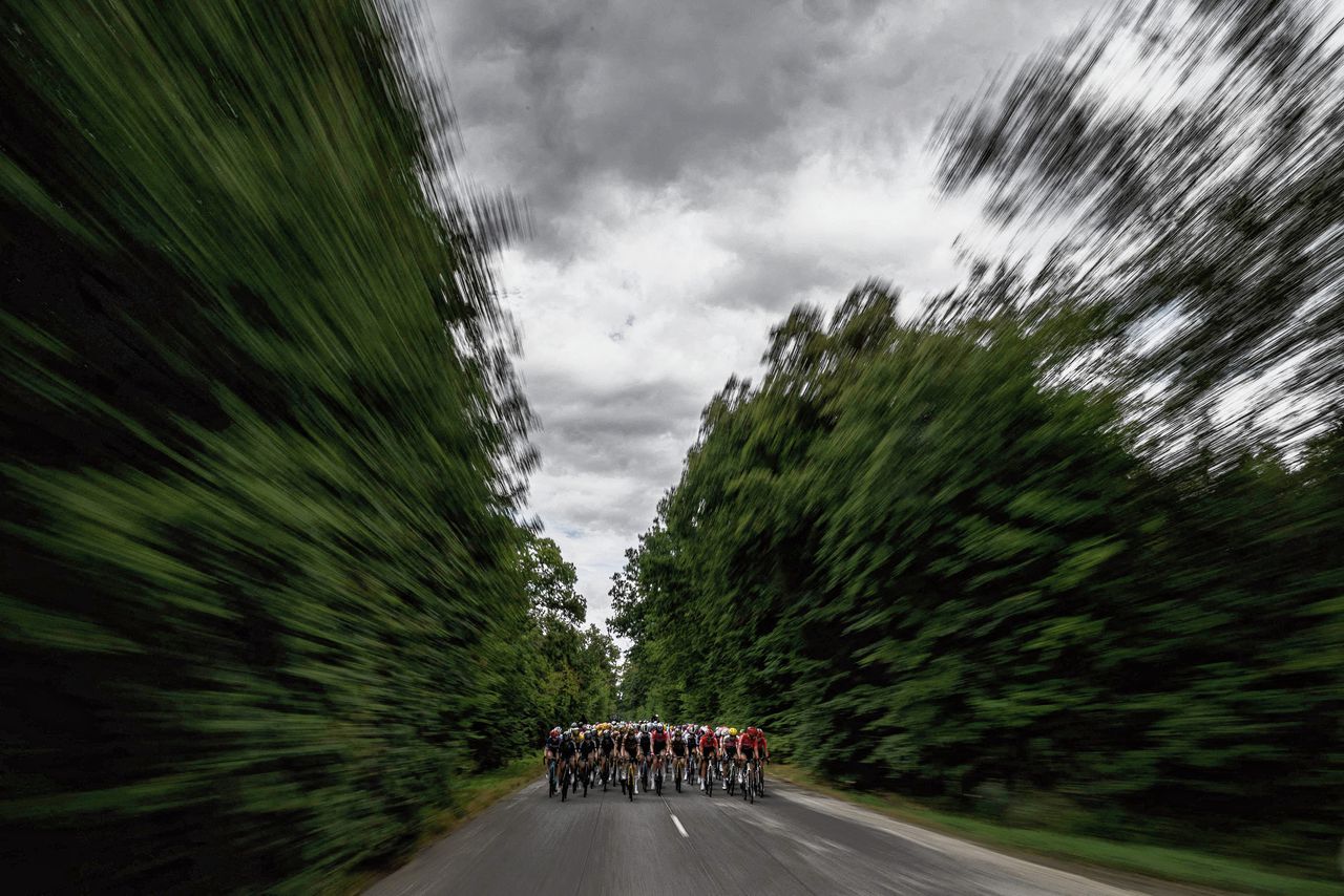 Het peloton in de tweede etappe tussen Meaux en Provins van 136,4 kilometer. Veel rensters moeten moeite doen om binnen de tijd te finishen.