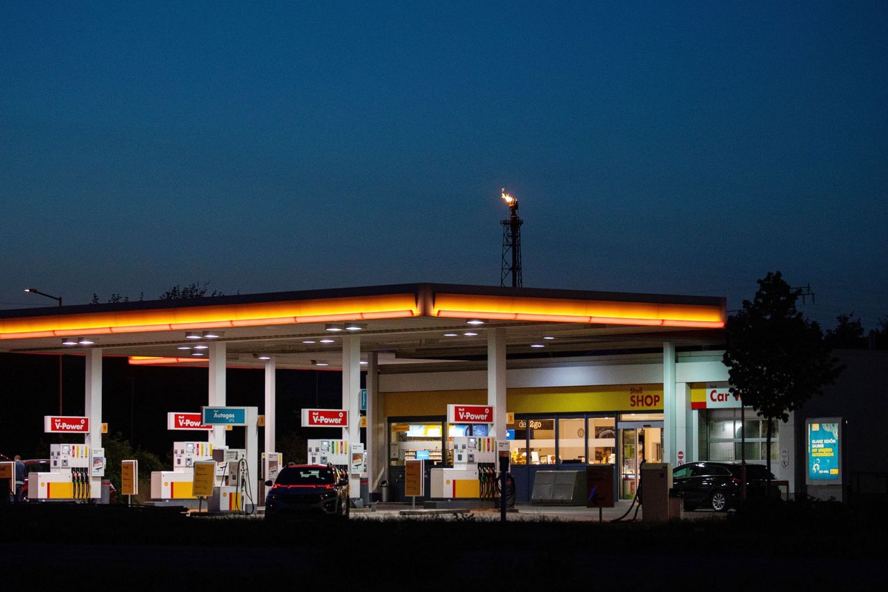 Een Shell-tankstation in Duitsland. Of Shell niet wat marge in kan leveren om olie goedkoper te maken? Dat is ingewikkeld, zei topman Van Beurden.