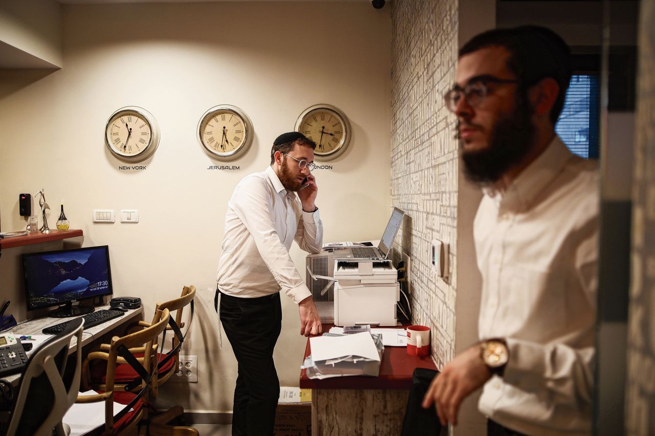 Voor orthodoxe joden in Israël is een gevoel van uitsluiting op de werkvloer niet onbekend.