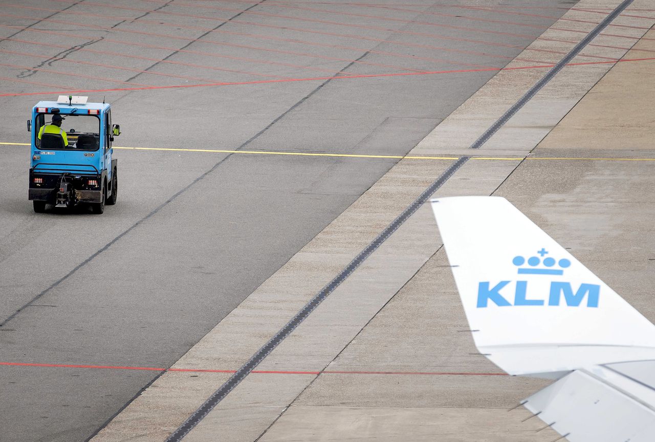Een KLM-vliegtuig op Schiphol.