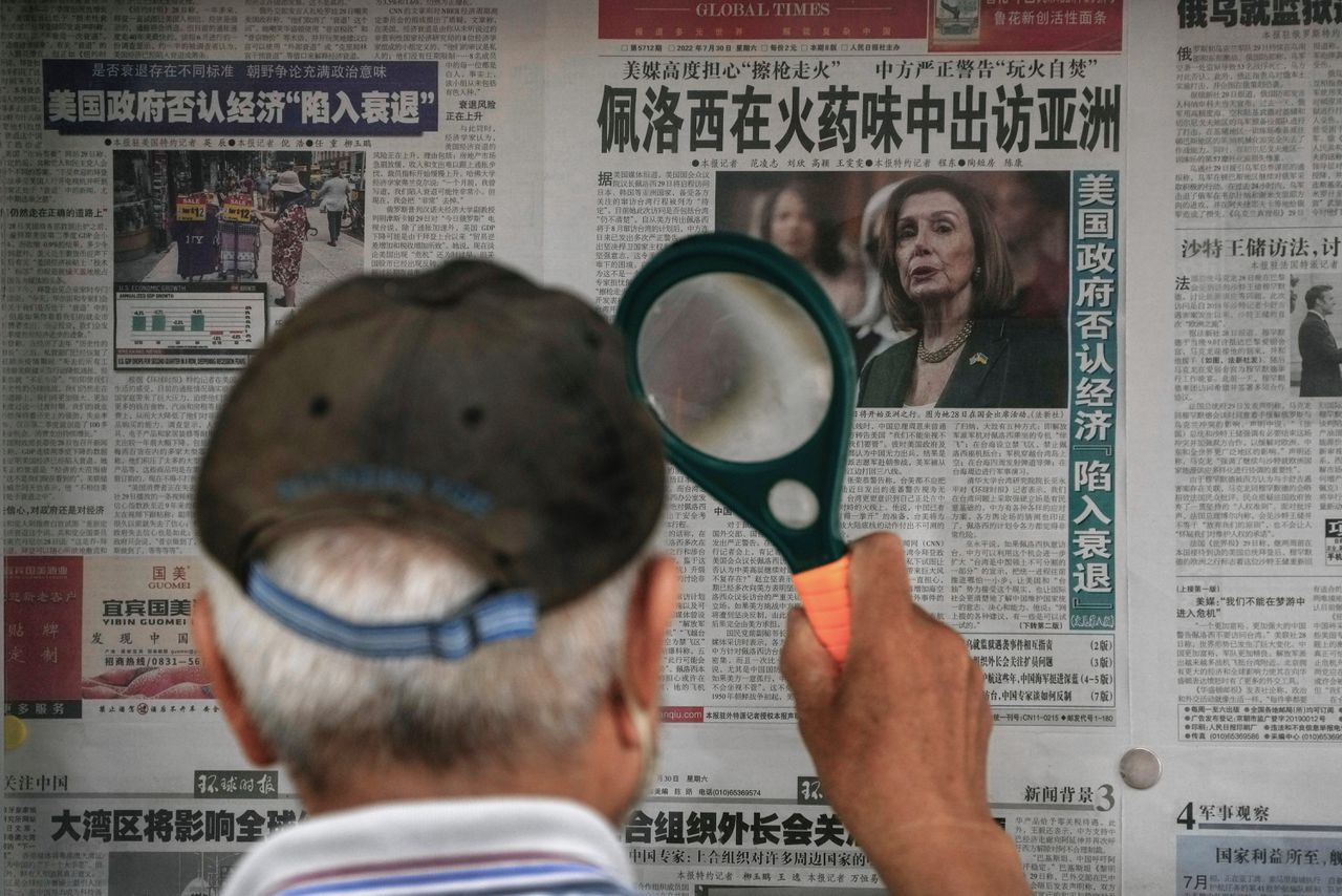 In Beijing leest een man een krantenbericht over de rondreis van Nancy Pelosi door Azië. Haar mogelijke bezoek aan Taiwan zorgt voor spanningen tussen China en de Verenigde Staten.
