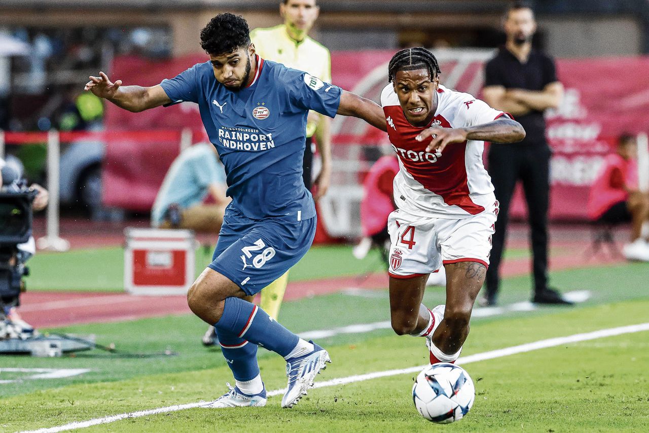 Ismael Saibari (links), die als rechtsbuiten de kans kreeg in de basis bij PSV, in actie tegen AS Monaco.