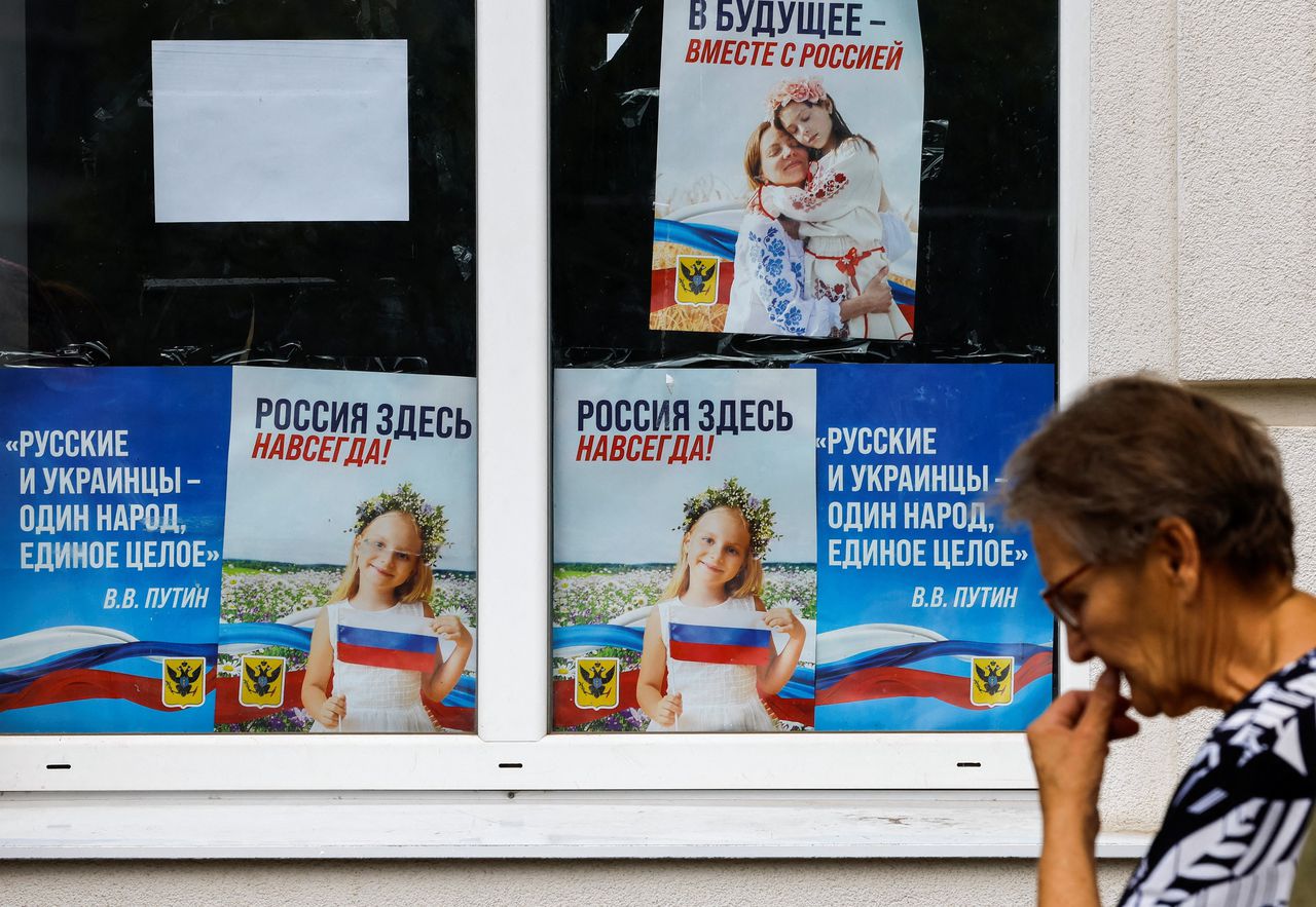 Posters met „Rusland is hier voor altijd!” en „Russen en Oekraïners zijn een volk, een geheel - Vladimir Vladimirovitsj Poetin”.