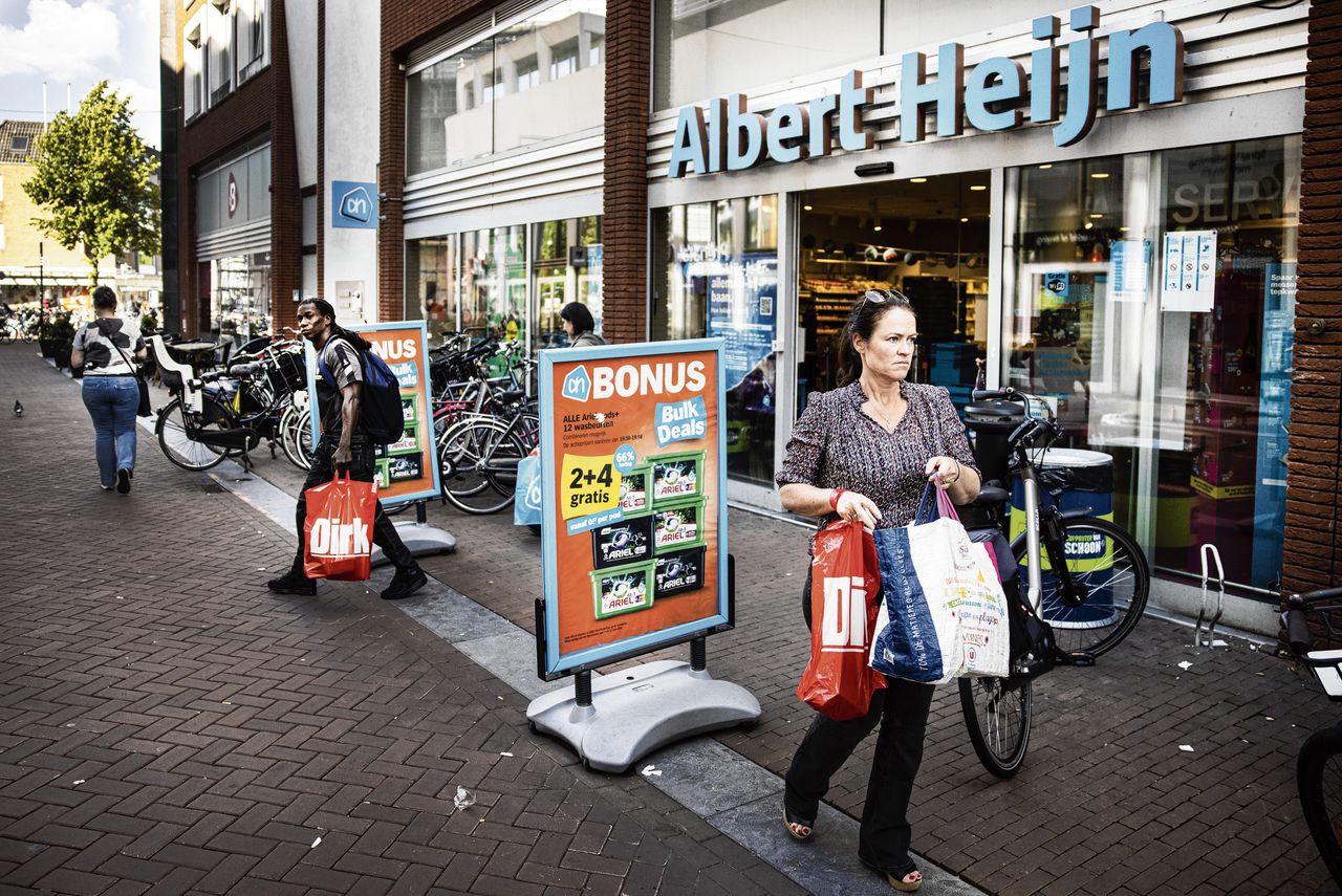 Winkelend publiek in het centrum van Dordrecht. Een aantal producenten gaf meer uit aan marketing om de verkoop van hun producten te stimuleren.
