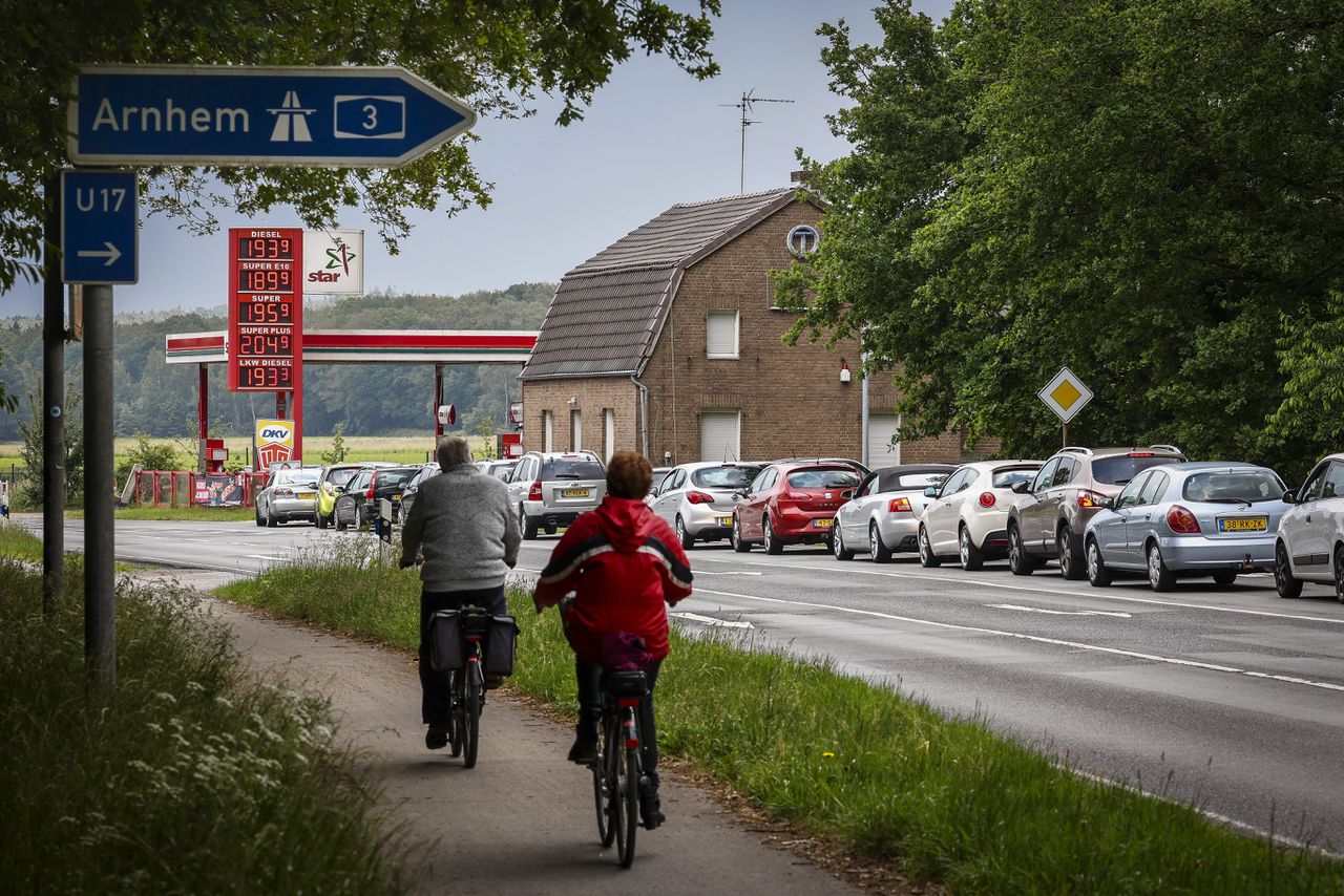 Drukte in de grensplaats Elten in Duitsland, waar de benzine eerder dit jaar door belastingmaatregelen veel goedkoper was dan in Nederland.