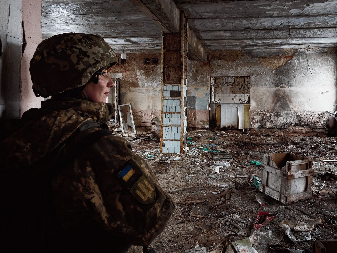 Een school buiten Donetsk, gehavend door de oorlog. „Het gebruik van een ziekenhuis of school als basis is verboden, tenzij strikt noodzakelijk.”